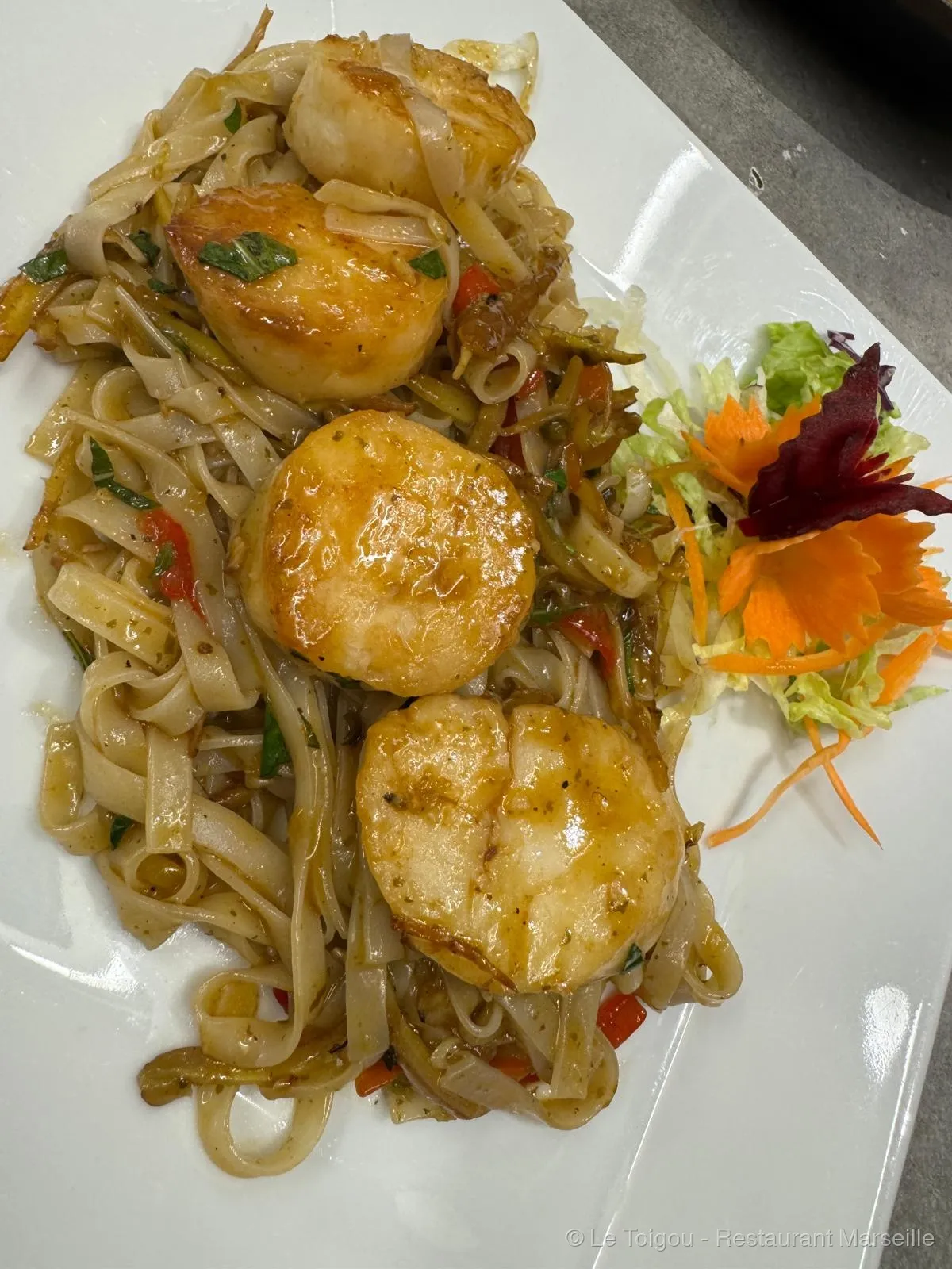 Nouilles sautées aux noix de Saint-Jacques au restaurant Le Toigou Marseille