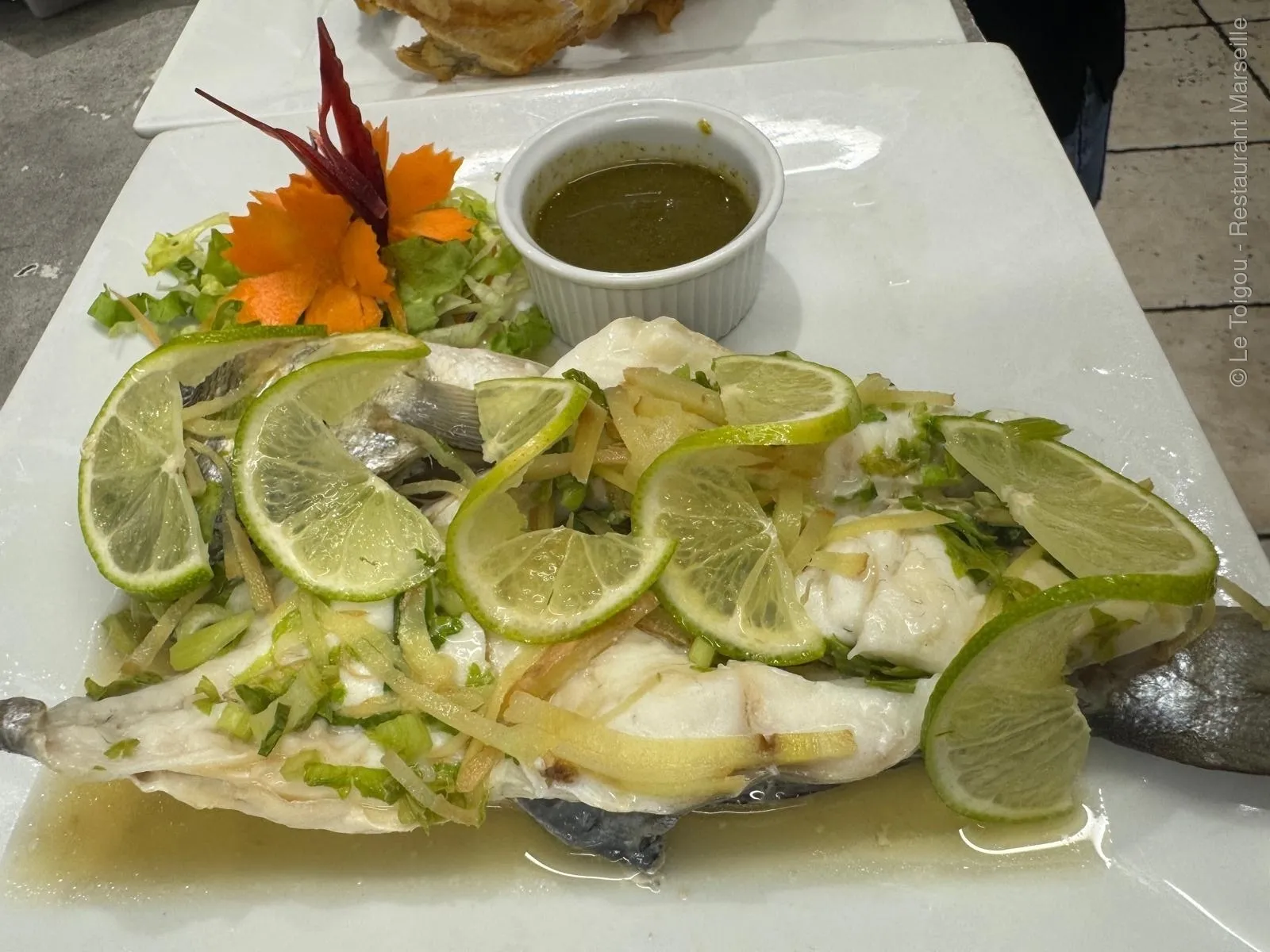 Poisson entier au citron vert — cuisine thaïlandaise authentique au Toigou Marseille