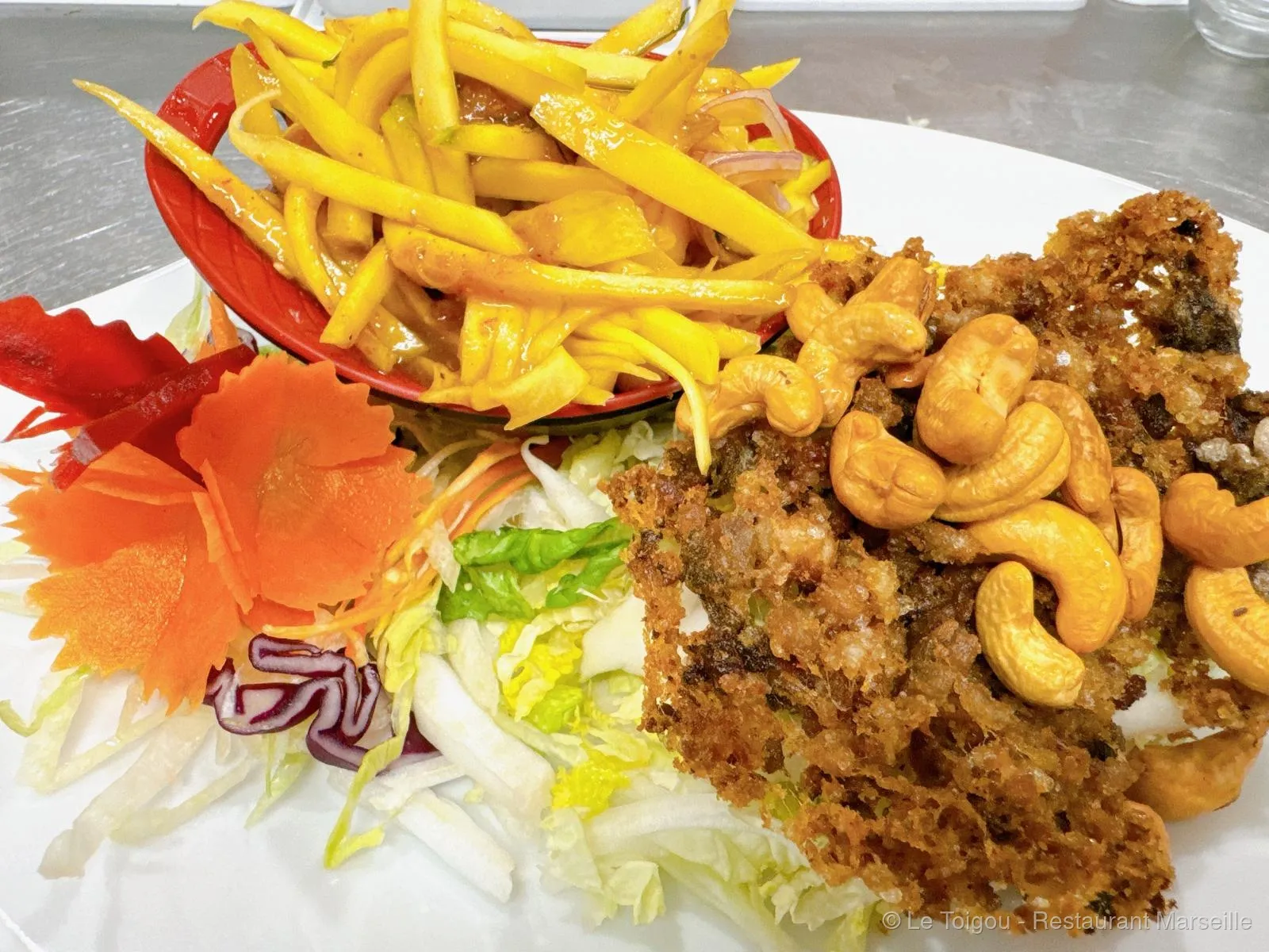 Poisson croustillant aux noix de cajou et salade de mangue verte au Toigou